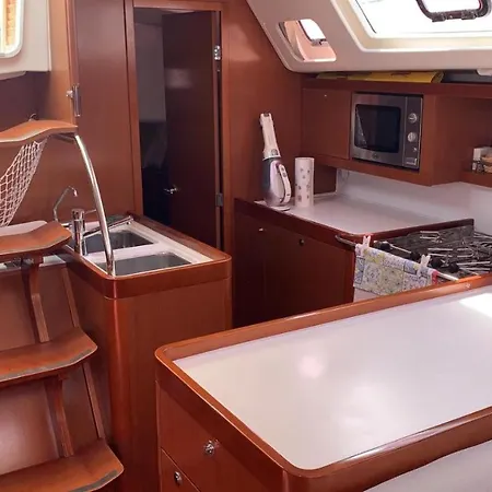 Barca A Vela Oceanis 46' 14 Metri Con 8 Posti Letto 2 Bagni A Porto Sole Di Botel San Remo